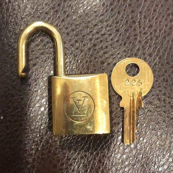 LOUIS VUITTON Vintage 200 Series LV Padlock Lock & Key #225 - Picture 6 of 8